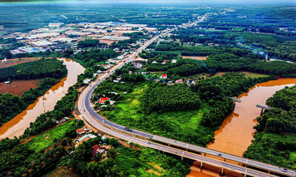 Phú Giáo được định hướng theo trục phát triển công nghiệp, tương tự như Bắc Tân Uyên và Bàu Bàng